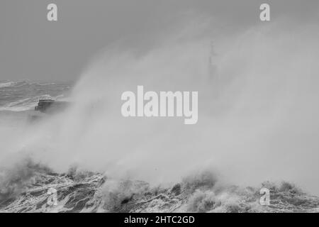 Sturm Franklin trifft auf die kleine Hafenstadt Watchet in Somerset. Stockfoto