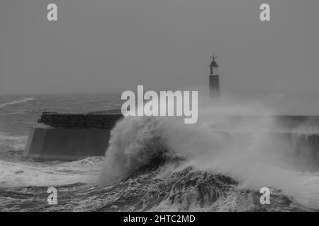 Sturm Franklin trifft auf die kleine Hafenstadt Watchet in Somerset. Stockfoto