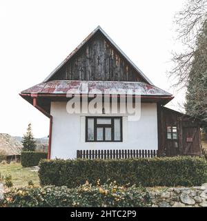 Eine Nahaufnahme der alten Häuser im Dorf Zakyl Stockfoto