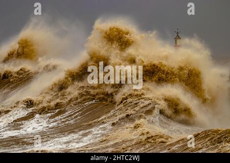 Sturm Franklin trifft auf die kleine Hafenstadt Watchet in Somerset. Stockfoto