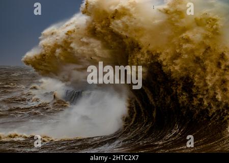 Sturm Franklin trifft auf die kleine Hafenstadt Watchet in Somerset. Stockfoto