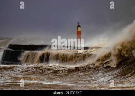 Sturm Franklin trifft auf die kleine Hafenstadt Watchet in Somerset. Stockfoto