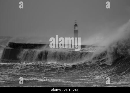 Sturm Franklin trifft auf die kleine Hafenstadt Watchet in Somerset. Stockfoto