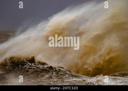 Sturm Franklin trifft auf die kleine Hafenstadt Watchet in Somerset. Stockfoto