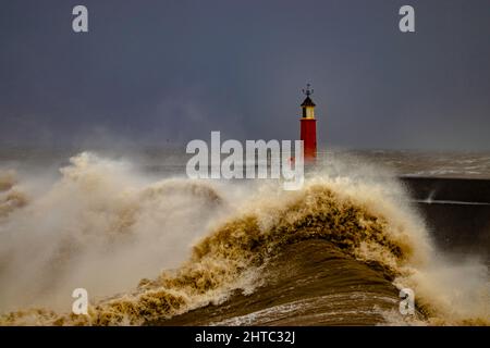 Sturm Franklin trifft auf die kleine Hafenstadt Watchet in Somerset. Stockfoto