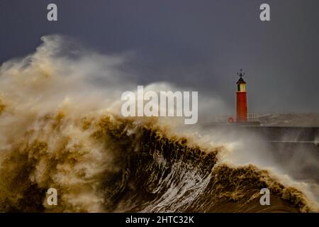 Sturm Franklin trifft auf die kleine Hafenstadt Watchet in Somerset. Stockfoto