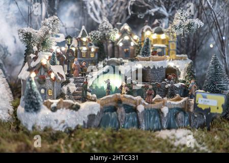 Modell Weihnachtsdorf mit Miniaturhäusern, Menschen, Winterszene Stockfoto