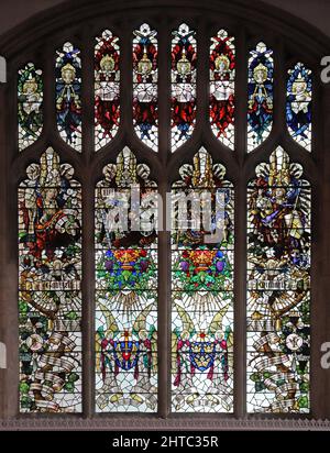 Buntglasfenster von Percy Bacon & Brothers mit den Erzengeln Gabriel, Uriel, Rahpael & Michael, St Mary's Church, Bury St Edmunds, Suffolk Stockfoto