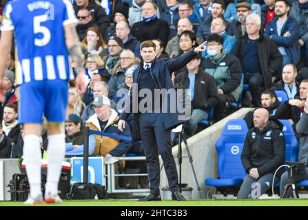 Aston Villa Cheftrainer Steven Gerrard während des Premier League-Spiels zwischen Brighton und Hove Albion und Aston Villa im American Express Stadium , Brighton , Großbritannien - 26. Februar 2022 - nur redaktionelle Verwendung. Kein Merchandising. Foto Simon Dack/Teleobjektive für Fußballbilder FA und Premier League gelten. Keine Nutzung von Internet/Mobilgeräten ohne FAPL-Lizenz. Weitere Informationen erhalten Sie von Football Dataco Stockfoto