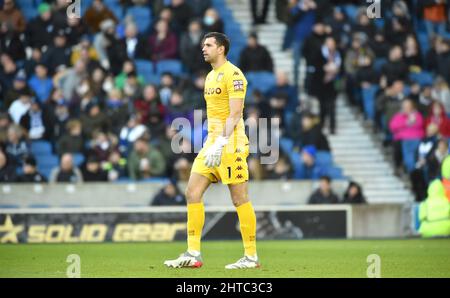 Emiliano Martinez von Aston Villa während des Premier League-Spiels zwischen Brighton und Hove Albion und Aston Villa im American Express Stadium, Brighton , Großbritannien - 26. Februar 2022. Foto: Simon Dack/Teleobjektiv. - Nur redaktionelle Verwendung. Kein Merchandising. Für Fußballbilder gelten Einschränkungen für FA und Premier League. Keine Nutzung von Internet/Mobilgeräten ohne FAPL-Lizenz. Weitere Informationen erhalten Sie von Football Dataco Stockfoto