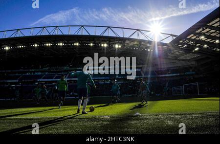 Die Spieler wärmen sich vor dem Spiel der Premier League zwischen Brighton und Hove Albion und Aston Villa im American Express Stadium , Brighton , Großbritannien - 26. Februar 2022 Photo Simon Dack/Tele Images auf. - Nur redaktionelle Verwendung. Kein Merchandising. Für Fußballbilder gelten Einschränkungen für FA und Premier League. Keine Nutzung von Internet/Mobilgeräten ohne FAPL-Lizenz. Weitere Informationen erhalten Sie von Football Dataco Stockfoto