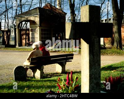 Zwei Frauen im Gespräch auf dem Ostfriedhof, München, Oberbayern, Deutschland Stockfoto
