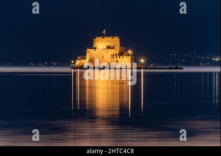 Bourtzi Wasserburg in Nafplio, Griechenland bei Nacht Stockfoto