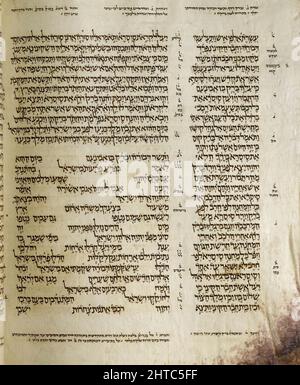 Eine Seite aus dem Aleppo Codex. Der Aleppo Codex (Krone von Aleppo) ist ein mittelalterlich gebundenes Manuskript der hebräischen Bibel. Der Codex wurde im 10.. Jahrhundert n. Chr. (um 920) in der Stadt Tiberias unter der Herrschaft des abbasidischen Kalifats geschrieben und wurde wegen seiner Genauigkeit von Maimonides bestätigt. Zusammen mit dem Leningrader Codex enthält er die Ben-Asher-masoretische Tradition. Der Kodex wurde fünf Jahrhunderte lang in der Zentralsynagoge von Aleppo aufbewahrt, bis die Synagoge während der antijüdischen Unruhen im Jahr 1947 in Fackelwale gebracht wurde. Das Schicksal des Codex während der folgenden zehn Jahre ist unklar: Als er in Israele wieder auftauchte Stockfoto