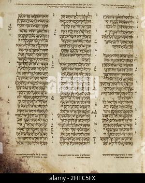 Eine Seite aus dem Aleppo Codex. Der Aleppo Codex (Krone von Aleppo) ist ein mittelalterlich gebundenes Manuskript der hebräischen Bibel. Der Codex wurde im 10.. Jahrhundert n. Chr. (um 920) in der Stadt Tiberias unter der Herrschaft des abbasidischen Kalifats geschrieben und wurde wegen seiner Genauigkeit von Maimonides bestätigt. Zusammen mit dem Leningrader Codex enthält er die Ben-Asher-masoretische Tradition. Der Kodex wurde fünf Jahrhunderte lang in der Zentralsynagoge von Aleppo aufbewahrt, bis die Synagoge während der antijüdischen Unruhen im Jahr 1947 in Fackelwale gebracht wurde. Das Schicksal des Codex während der folgenden zehn Jahre ist unklar: Als er in Israele wieder auftauchte Stockfoto