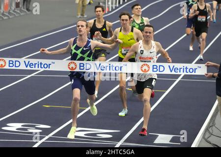 Cole Hocker feiert, nachdem er Josh Thompson besiegt hat, um die 1.500 m in 3:39,09 bei den USA Indoor Championships auf dem Podium am Sonntag, den 27. Februar 2022, in Spokane zu gewinnen. Wasch. Stockfoto