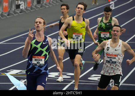 Cole Hocker feiert, nachdem er Josh Thompson besiegt hat, um die 1.500 m in 3:39,09 bei den USA Indoor Championships auf dem Podium am Sonntag, den 27. Februar 2022, in Spokane zu gewinnen. Wasch. Stockfoto