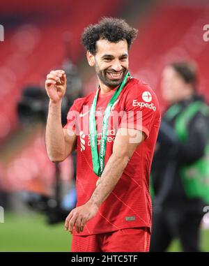 London, Großbritannien. 27.. Februar 2022. Chelsea gegen Liverpool - Carabao Cup - Finale - Wembley Stadium Mohamed Salah feiert den Gewinn des Carabao Cup Finales im Wembley Stadium Bildnachweis: Kredit: Mark Pain/Alamy Live News Stockfoto