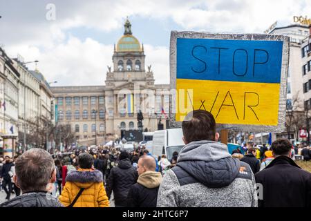 PRAG, TSCHECHISCHE REPUBLIK - 27. FEBRUAR 2022: Protest gegen russische Invasion in der Ukraine in Prag, Tschechische Republik. Stockfoto