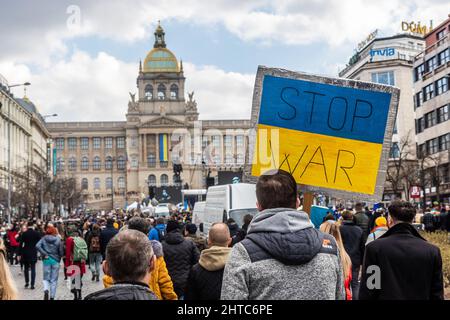 PRAG, TSCHECHISCHE REPUBLIK - 27. FEBRUAR 2022: Protest gegen russische Invasion in der Ukraine in Prag, Tschechische Republik. Stockfoto