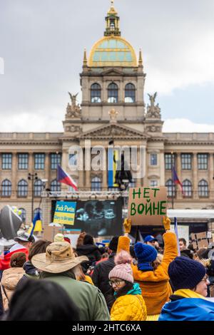 PRAG, TSCHECHISCHE REPUBLIK - 27. FEBRUAR 2022: Protest gegen russische Invasion in der Ukraine in Prag, Tschechische Republik. Plakat sagt kein Krieg. Stockfoto