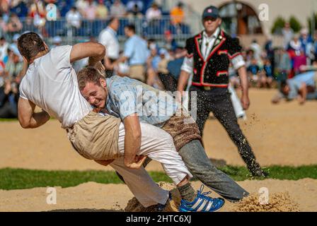 Nahaufnahme eines intensiven Kampfes der Schweizer Ringer bei der NOS 2012 in Silvaplana, Schweiz Stockfoto