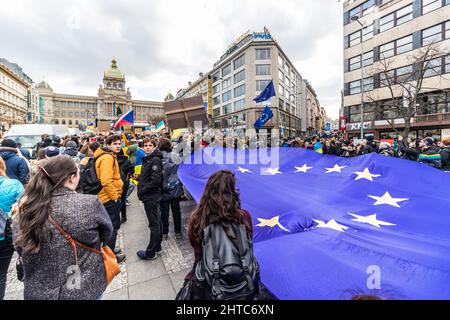 PRAG, TSCHECHISCHE REPUBLIK - 27. FEBRUAR 2022: Protest gegen russische Invasion in der Ukraine in Prag, Tschechische Republik. Stockfoto