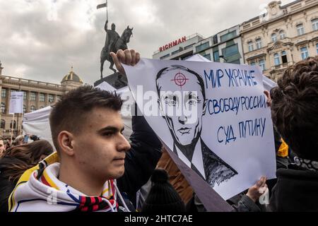 PRAG, TSCHECHISCHE REPUBLIK - 27. FEBRUAR 2022: Protest gegen russische Invasion in der Ukraine in Prag, Tschechische Republik. Stockfoto