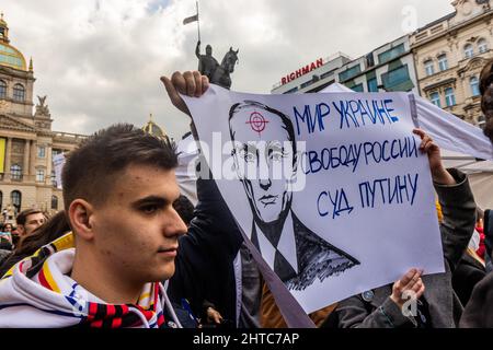 PRAG, TSCHECHISCHE REPUBLIK - 27. FEBRUAR 2022: Protest gegen russische Invasion in der Ukraine in Prag, Tschechische Republik. Stockfoto
