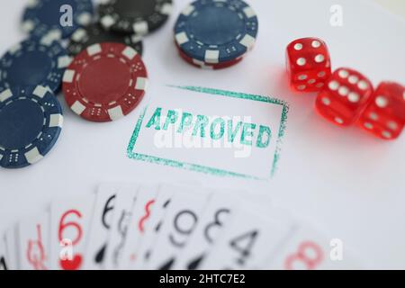 Stamp genehmigt Stehen in der Nähe von Spielkarten und Chips im Casino mit Würfeln Stockfoto