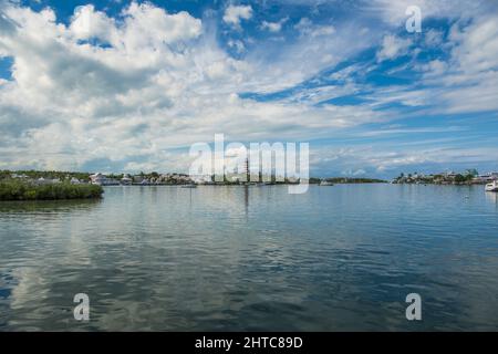 Vertikale Aufnahme des Leuchtturms Hope Town auf Elbow Cay, Abaco, Bahamas Stockfoto