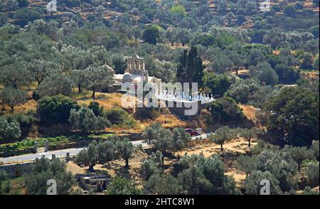 Luftaufnahme des alten Demeter-Tempels, umgeben von grünen Bäumen auf der Insel Naxos in Griechenland Stockfoto