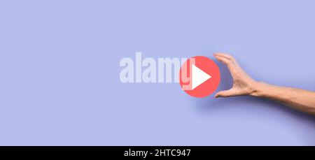 Geschäftsmann drücken, halten Sie Play-Taste Zeichen zu starten oder initiieren Projekte.Video Play Präsentation. Idee für Business, Technology.Media Player Taste. Stockfoto