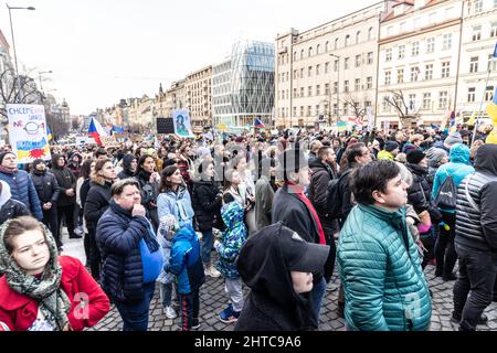 PRAG, TSCHECHISCHE REPUBLIK - 27. FEBRUAR 2022: Protest gegen die russische Invasion der Ukraine auf dem Wenzelsplatz in Prag, Tschechische Republik. Stockfoto