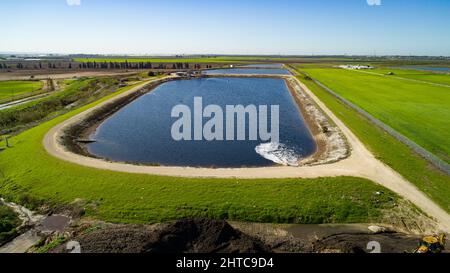 Luftaufnahmen einer Kanalisation Kläranlage. Das aufbereitete Wasser wird dann für die Bewässerung und die landwirtschaftliche Nutzung verwendet. Fotografiert, Israel Stockfoto