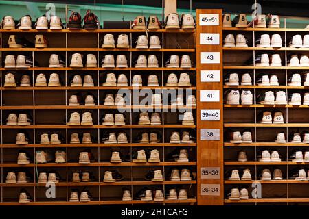 Umea, Norrland Schweden - 31. Januar 2022: Viele Schuhe in verschiedenen Größen zum Bowling Stockfoto