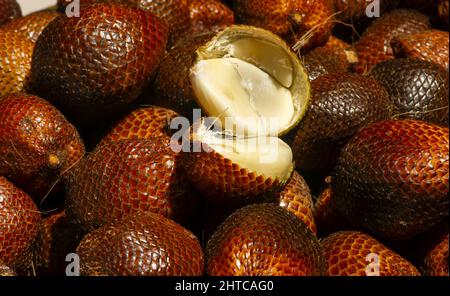 Reife Salakfrüchte (Salacca edulis oder Salacca zalacca), bekannt als Schlangenfrucht oder Schlangenhautfrucht Stockfoto