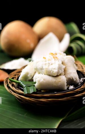 Kue Putu Medan oder Kue Putu Bambu, Indonesien Kuchen aus Reismehl, geformt aus Bambusformen, gefüllt mit Palmzucker, serviert mit geriebener Kokosnuss Stockfoto