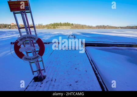 Eisbedeckter Brunnsviken, der Teil der Ostsee ist. Gemeinde Solna, Großraum Stockholm, Schweden. Stockfoto