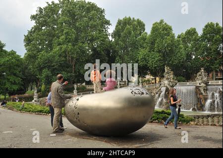 Turin, Italien - 2011. Juni: Touching the Time, Kan Yasudas Ausstellung im Valentino Park. Stockfoto