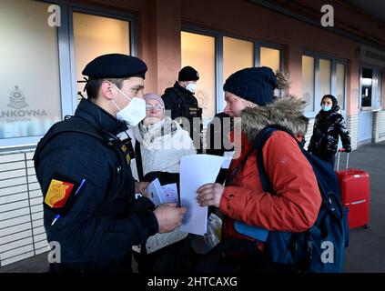 Prag, Tschechische Republik. 28.. Februar 2022. Ukrainische Flüchtlinge kamen am 28. Februar 2022 am Bahnhof Praha-Smichov in Prag, Tschechische Republik, an. Kredit: Michal Krumphanzl/CTK Foto/Alamy Live Nachrichten Stockfoto