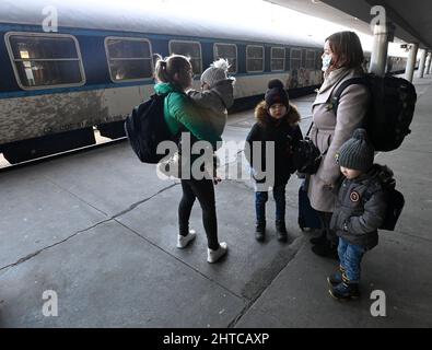 Prag, Tschechische Republik. 28.. Februar 2022. Ukrainische Flüchtlinge kamen am 28. Februar 2022 am Bahnhof Praha-Smichov in Prag, Tschechische Republik, an. Kredit: Michal Krumphanzl/CTK Foto/Alamy Live Nachrichten Stockfoto