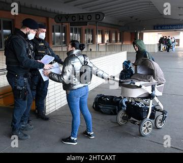 Prag, Tschechische Republik. 28.. Februar 2022. Ukrainische Flüchtlinge kamen am 28. Februar 2022 am Bahnhof Praha-Smichov in Prag, Tschechische Republik, an. Kredit: Michal Krumphanzl/CTK Foto/Alamy Live Nachrichten Stockfoto