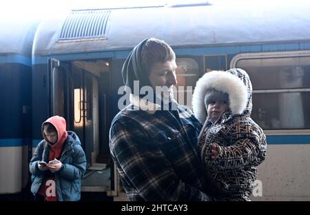 Prag, Tschechische Republik. 28.. Februar 2022. Ukrainische Flüchtlinge kamen am 28. Februar 2022 am Bahnhof Praha-Smichov in Prag, Tschechische Republik, an. Kredit: Michal Krumphanzl/CTK Foto/Alamy Live Nachrichten Stockfoto