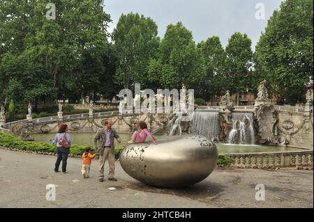 Turin, Italien - 2011. Juni: Touching the Time, Kan Yasudas Ausstellung im Valentino Park. Stockfoto