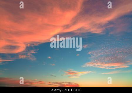 Himmel bei Sonnenuntergang Textur Hintergrund Overlay. Dramatische rote, orange, lila Wolken. Hochauflösende Fotografie, perfekt für den Austausch von Himmel Stockfoto