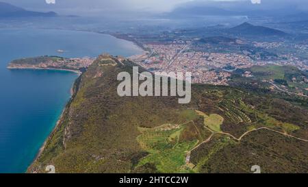 Blick auf Navplio, vom Strand von Carathonas aus gesehen, Griechenland Stockfoto