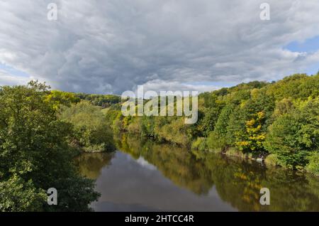 Die stillen Wasser des Flusses Wye in der Nähe von Whitney On Wye, Herefordshire, UK Stockfoto