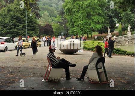 Turin, Italien - 2011. Juni: Touching the Time, Kan Yasudas Ausstellung im Valentino Park. Stockfoto