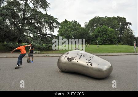 Turin, Italien - 2011. Juni: Touching the Time, Kan Yasudas Ausstellung im Valentino Park. Stockfoto